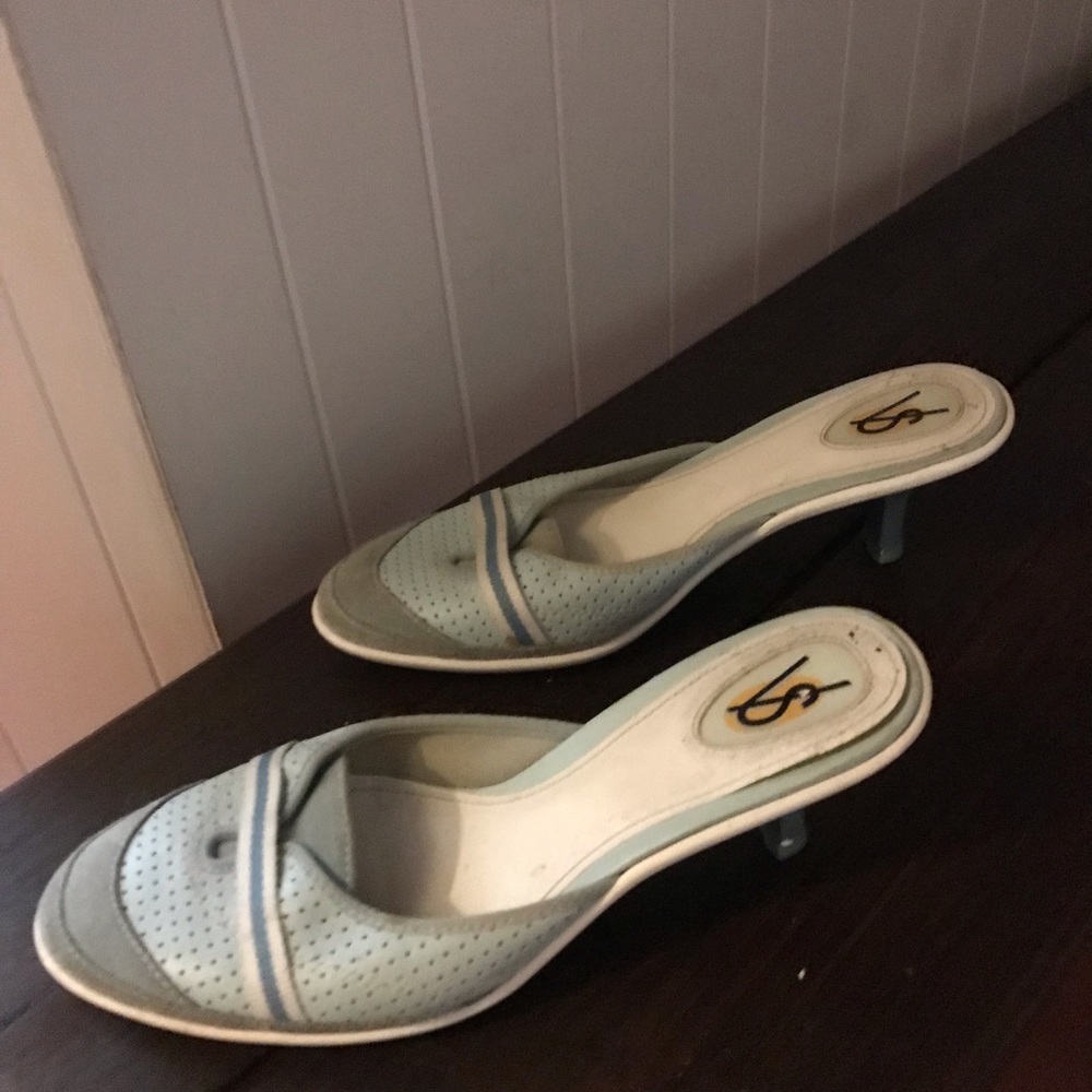 Footwear - Picture 3 of 8